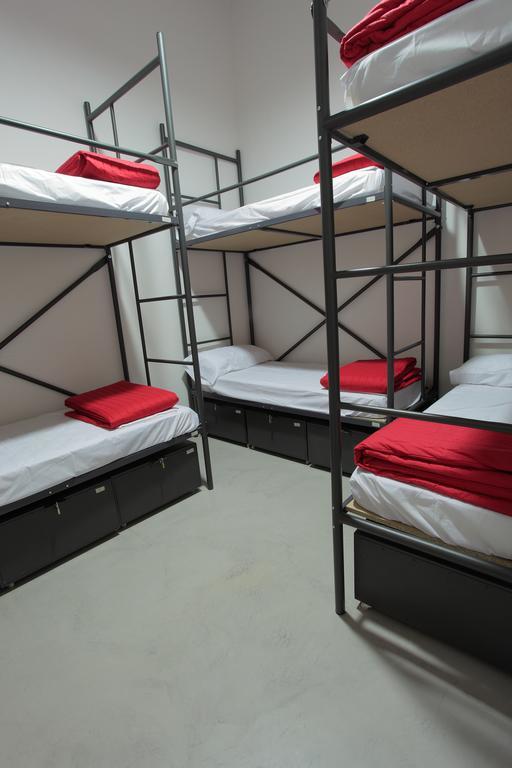 Traveller Box Hostel เซบีญา ภายนอก รูปภาพ